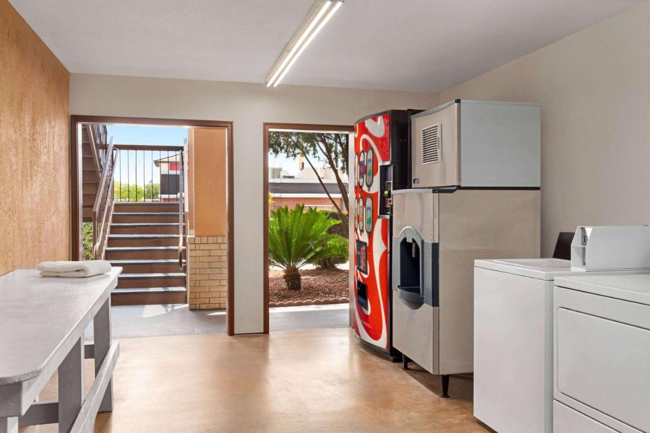 Ramada By Wyndham San Antonio Near Seaworld - Lackland Afb Extérieur photo