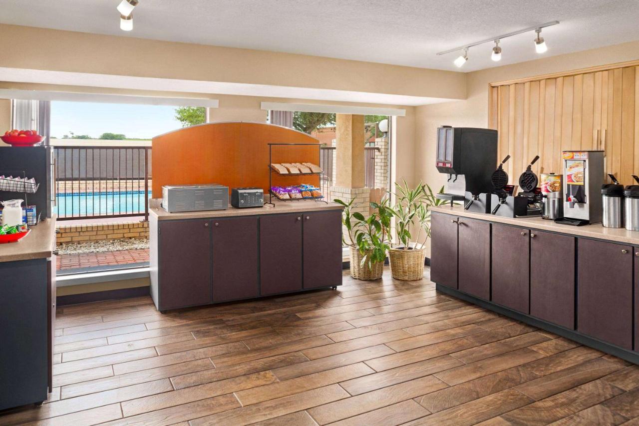 Ramada By Wyndham San Antonio Near Seaworld - Lackland Afb Extérieur photo