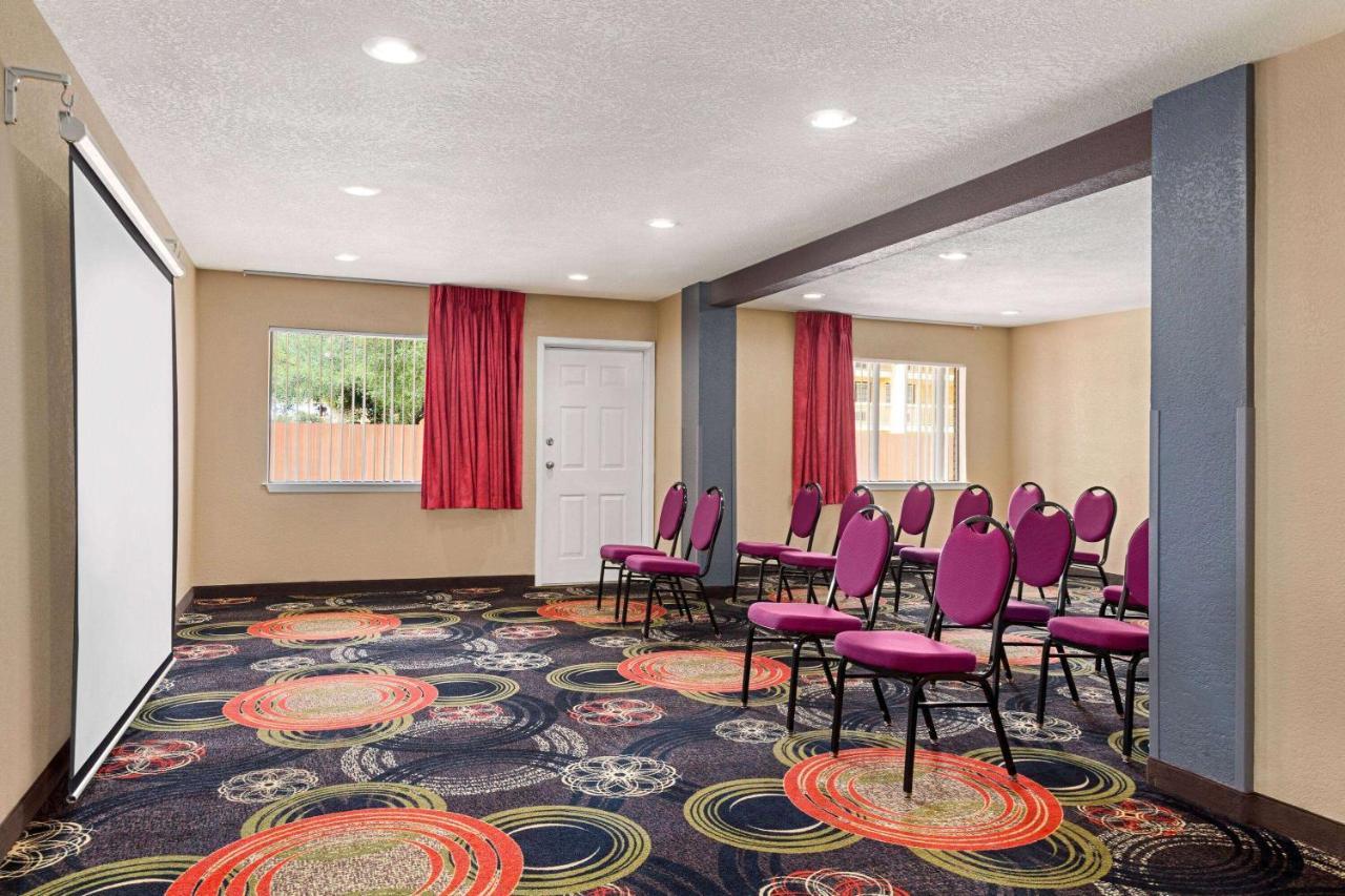 Ramada By Wyndham San Antonio Near Seaworld - Lackland Afb Extérieur photo