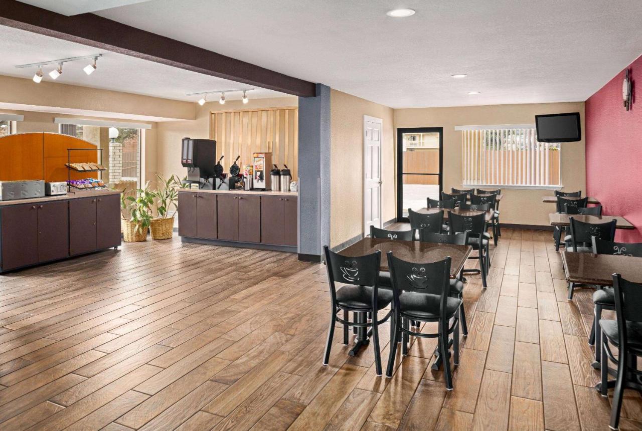 Ramada By Wyndham San Antonio Near Seaworld - Lackland Afb Extérieur photo